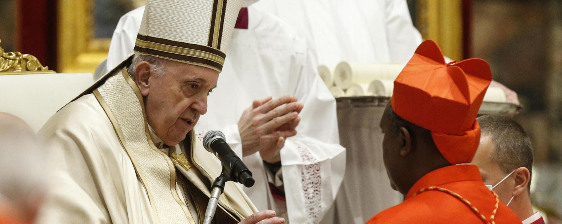 Rwandan Archbishop Antoine Kambanda of Kigali (R) is made Cardinal by Pope Francis (L) during a consistory to create 13 new cardinals, on November 28, 2020 at St. Peter's Basilica in The Vatican. Rwandan Archbishop Antoine Kambanda of Kigali (R) is made Cardinal by Pope Francis (L) during a consistory to create 13 new cardinals, on November 28, 2020 at St. Peter's Basilica in The Vatican. - Sputnik International, 1920, 26.01.2023