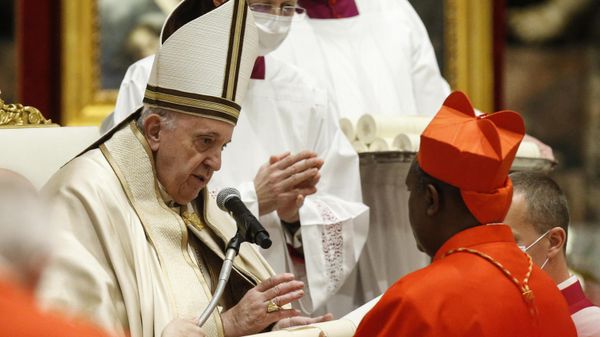 Rwandan Archbishop Antoine Kambanda of Kigali (R) is made Cardinal by Pope Francis (L) during a consistory to create 13 new cardinals, on November 28, 2020 at St. Peter's Basilica in The Vatican.  - Sputnik International