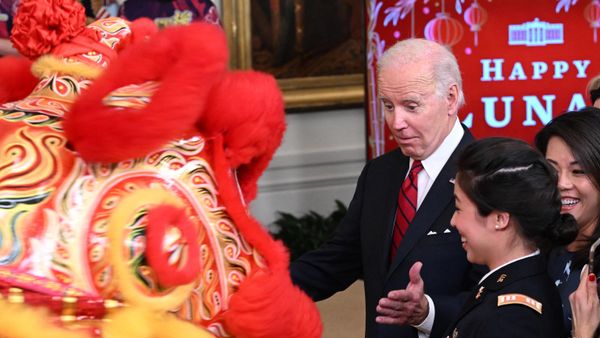 US President Joe Biden watches the Choy Wun Lion dance troupe perform during a reception to celebrate the Lunar New Year, in the East Room of the White House in Washington, DC, on January 26, 2023. - Sputnik International