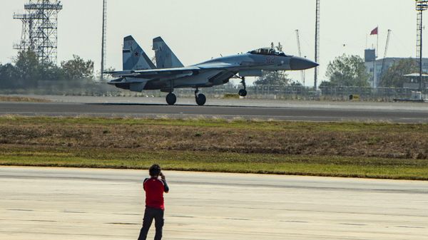 A Russian Sukhoi Su-35 fighter jet lands during an air show at the Teknofest festival at Ataturk Airport in Istanbul on September 17, 2019 - Sputnik International