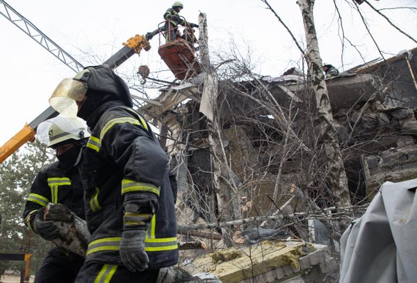 Emergency workers clear debris of the building of the district hospital in Novoaydar in the LPR. - Sputnik International
