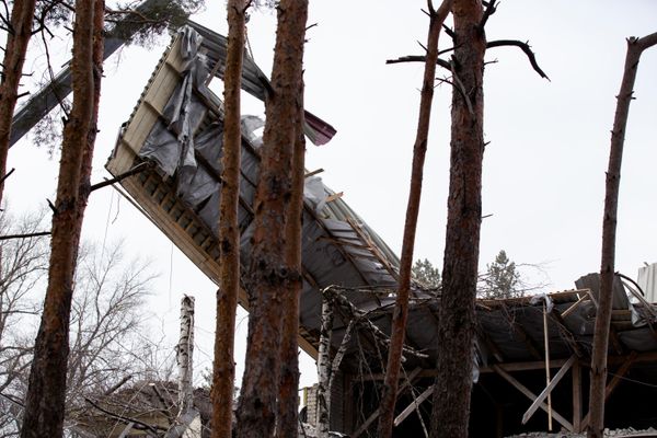 Debris removal from the district hospital building in Novoaydar in the LPR. - Sputnik International