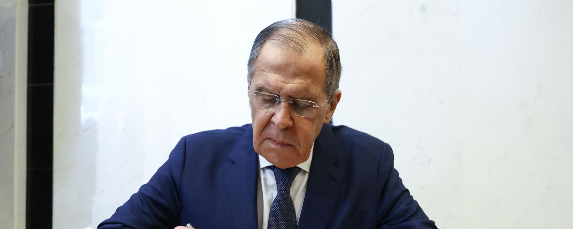 After the talks in Luanda, Russian Foreign Minister Sergei Lavrov paid tribute to the memory of the first and second presidents of Angola, Agostinho Neto and Jose Eduardo dos Santos. After the talks in Luanda, Russian Foreign Minister Sergei Lavrov paid tribute to the memory of the first and second presidents of Angola, Agostinho Neto and Jose Eduardo dos Santos. - Sputnik International, 1920, 30.01.2023