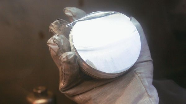 Cutting of the lithium metal ingot  - Sputnik International