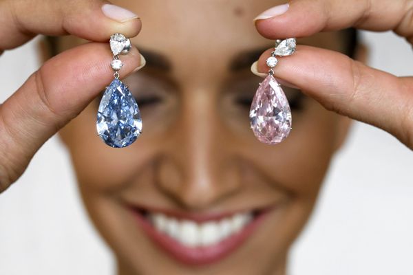 The first craftsmen who made jewelry appeared at the dawn of human civilization. Some of the oldest gold items have been discovered in ancient Egyptian tombs from the First Dynasty (2500-3000 BC). Above: A model poses with the 'The Apollo Blue' and 'The Artemis Pink' diamonds, mounted as earrings, during a press preview by Sotheby's auction house, on 11 May 2017 in Geneva. The first craftsmen who made jewelry appeared at the dawn of human civilization. Some of the oldest gold items have been discovered in ancient Egyptian tombs from the First Dynasty (2500-3000 BC). Above: A model poses with the 'The Apollo Blue' and 'The Artemis Pink' diamonds, mounted as earrings, during a press preview by Sotheby's auction house, on 11 May 2017 in Geneva. - Sputnik International