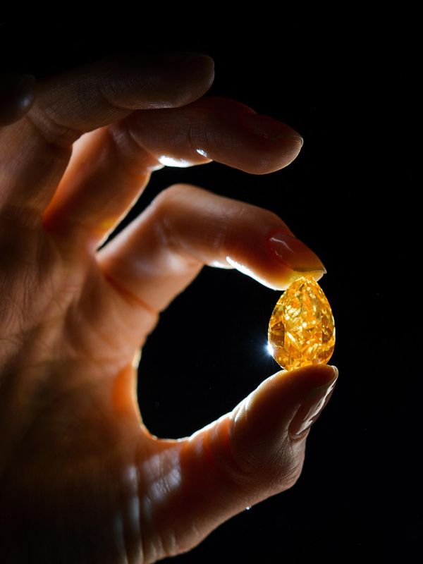 The jeweler should have excellent eyesight to see the smallest details of the future jewelry, the tiniest flaws in the stones and metal.Above: A model shows 'The Orange' a 14.82-carat pear-shaped, vivid orange diamond during a press preview on 31 October 2013 in Geneva. The jeweler should have excellent eyesight to see the smallest details of the future jewelry, the tiniest flaws in the stones and metal.Above: A model shows 'The Orange' a 14.82-carat pear-shaped, vivid orange diamond during a press preview on 31 October 2013 in Geneva. - Sputnik International
