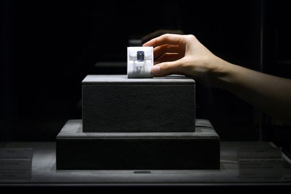 Jewelry is first and foremost an art, and the creative imagination of the master here is one of the fundamental qualities.Above: The photo taken on 12 May 2016 in Geneva during a press preview by Christie's auction house shows the 'Oppenheimer Blue', a rare fancy vivid blue diamond weighing 14.62 carats. Jewelry is first and foremost an art, and the creative imagination of the master here is one of the fundamental qualities.Above: The photo taken on 12 May 2016 in Geneva during a press preview by Christie's auction house shows the 'Oppenheimer Blue', a rare fancy vivid blue diamond weighing 14.62 carats. - Sputnik International