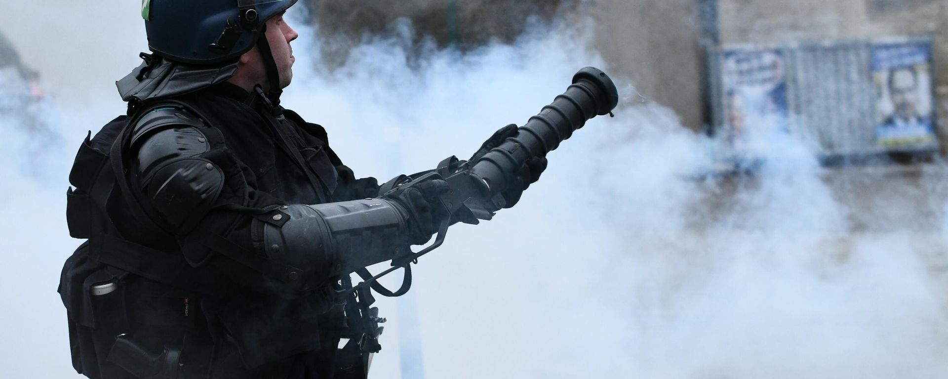 French riot police fire tear gas during protests in Paris French riot police fire tear gas during protests in Paris - Sputnik International, 1920, 31.01.2023