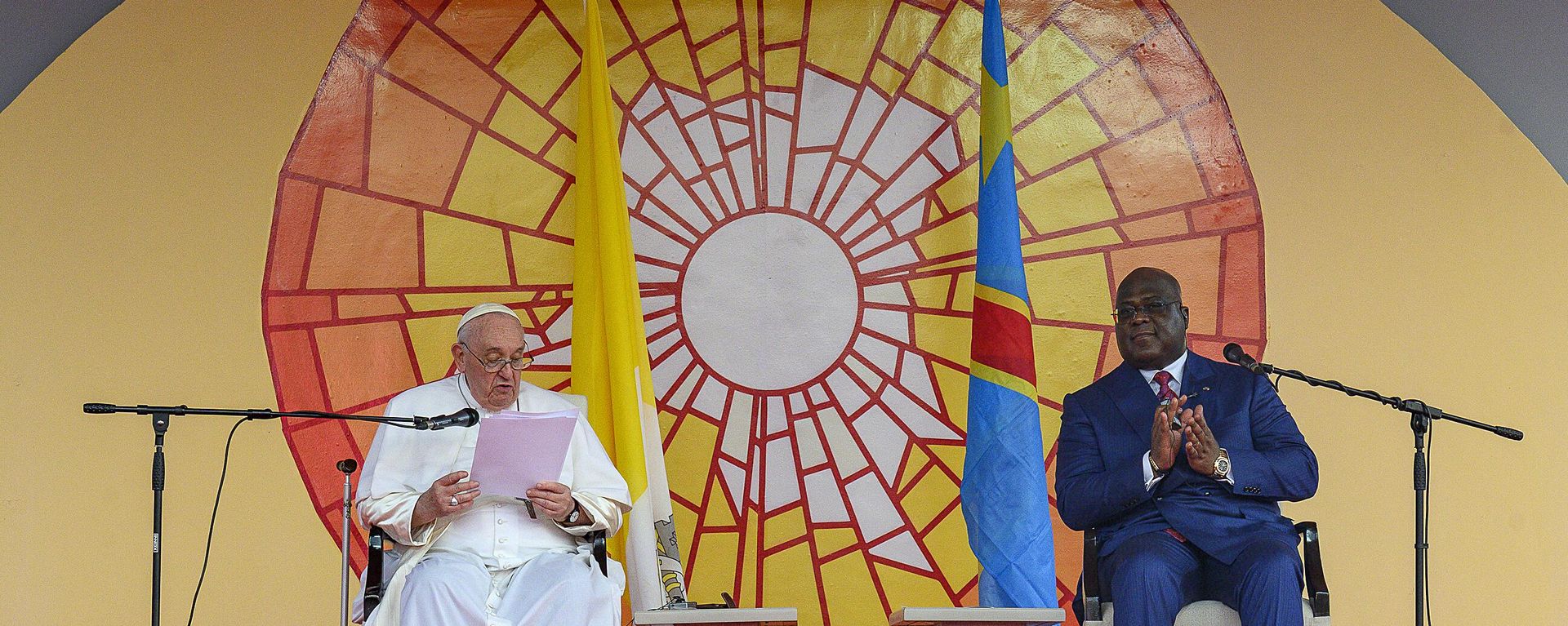 Democratic Republic of the Congo's President Felix-Antoine Tshisekedi Tshilombo (R) applauds as Pope Francis delivers a speech in the garden of the Palace of the Nation during the meeting of the authorities, the civil society and the diplomatic corps in Gombe, Kinshasa on January 31, 2023. Democratic Republic of the Congo's President Felix-Antoine Tshisekedi Tshilombo (R) applauds as Pope Francis delivers a speech in the garden of the Palace of the Nation during the meeting of the authorities, the civil society and the diplomatic corps in Gombe, Kinshasa on January 31, 2023. - Sputnik International, 1920, 01.02.2023