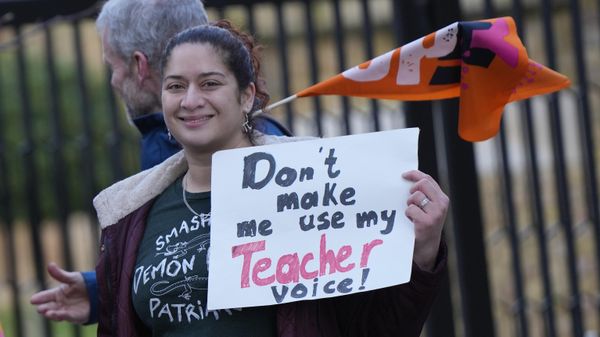 Teachers hold flags and placards on a picket line outside Holland Park School in the Kensington area of London - Sputnik International