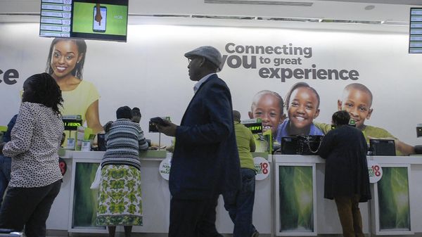 Clients gather inside a mobile phone care centre in Nairobi on November 22, 2018. - Sputnik International