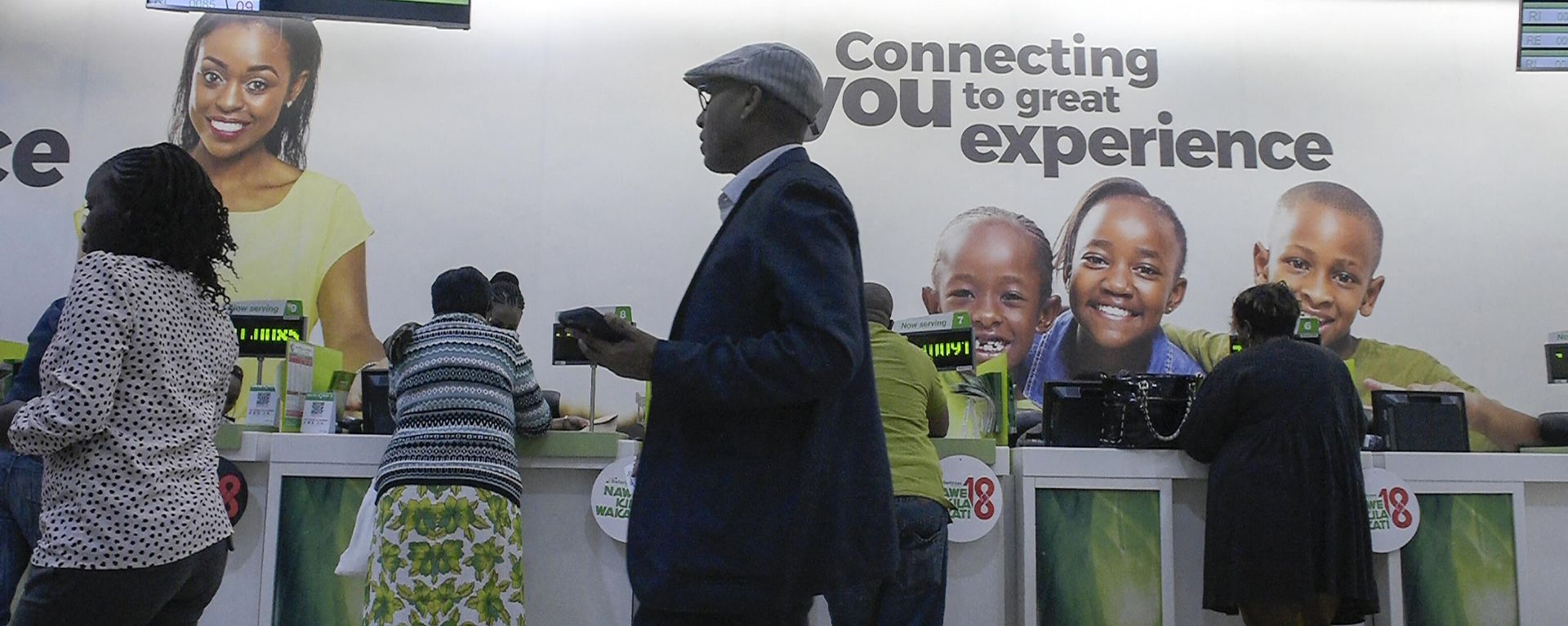 Clients gather inside a mobile phone care centre in Nairobi on November 22, 2018. - Sputnik International, 1920, 01.02.2023