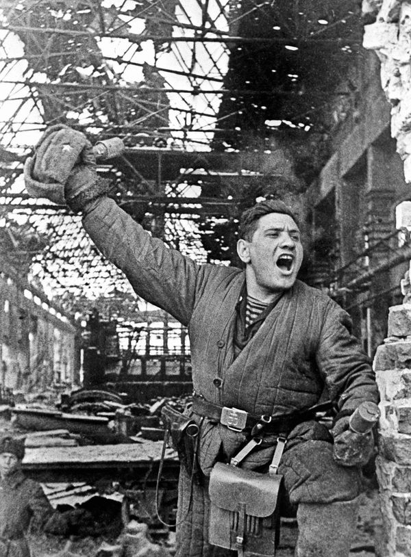 In 1942, a large force of Nazi troops, including the 6th Army led by General Friedrich Paulus, marched upon the Soviet city of Stalingrad.Photo: Sergeant Pavel Goldberg, commander of a submachine gun platoon of the Red Army's 95th Rifle Division participates in the Battle of Stalingrad. - Sputnik International
