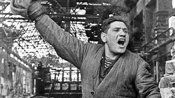 Sergeant Pavel Goldberg, commander of a submachine gun platoon of the Red Army's 95th Rifle Division participates in the Battle of Stalingrad. - Sputnik International