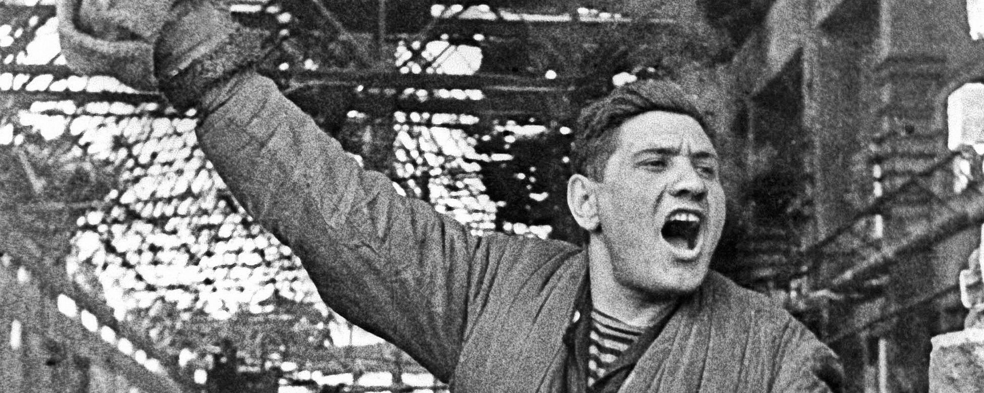 Sergeant Pavel Goldberg, commander of a submachine gun platoon of the Red Army's 95th Rifle Division participates in the Battle of Stalingrad. Sergeant Pavel Goldberg, commander of a submachine gun platoon of the Red Army's 95th Rifle Division participates in the Battle of Stalingrad. - Sputnik International, 1920, 02.02.2023