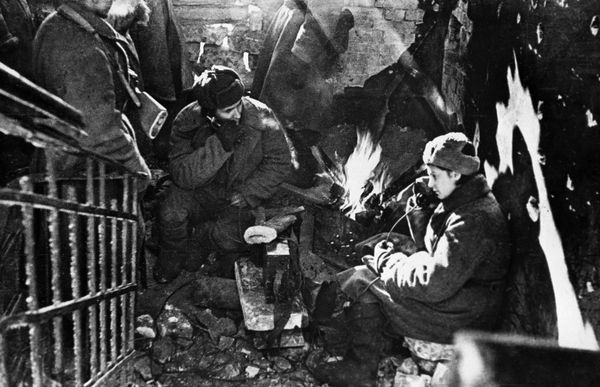 Soviet soldiers in Stalingrad offered a fierce resistance to the advancing German troops, fighting for every street and every apartment block.Photo: Red Army communications specialists at work during the Battle of Stalingrad. - Sputnik International