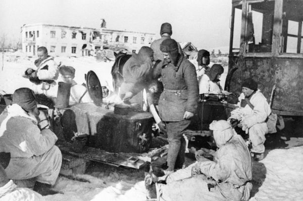 The Soviet soldiers were eager to engage the Nazi troops at close distance so that the latter could not use artillery and air strikes without the risk of hitting their own troops. Photo: Red Army soldiers share a meal during a lull in the fighting at Stalingrad. - Sputnik International