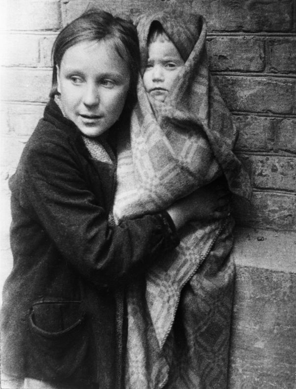 Not all residents of Stalingrad managed to evacuate before the battle started and many of them perished amid the fighting.Photo: Orphaned children at the city of Stalingrad. - Sputnik International
