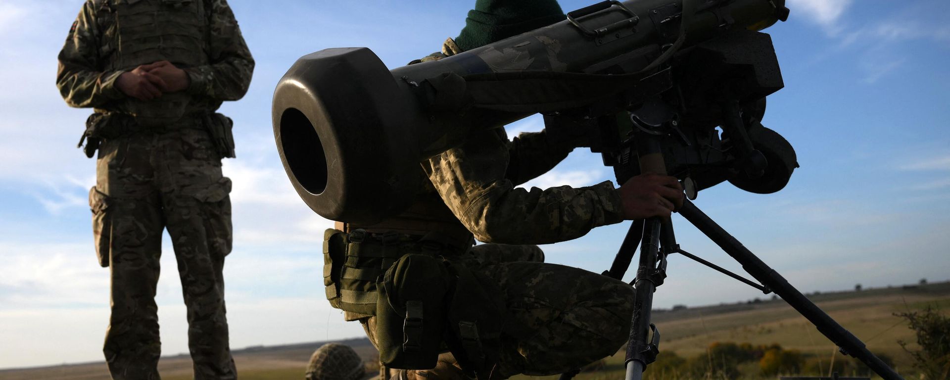 An Ukrainian recruit holds a Javelin anti-tank weapon during a five-week combat training course with the UK armed forces near Durrington in southern England on October 11, 2022 An Ukrainian recruit holds a Javelin anti-tank weapon during a five-week combat training course with the UK armed forces near Durrington in southern England on October 11, 2022 - Sputnik International, 1920, 08.02.2023