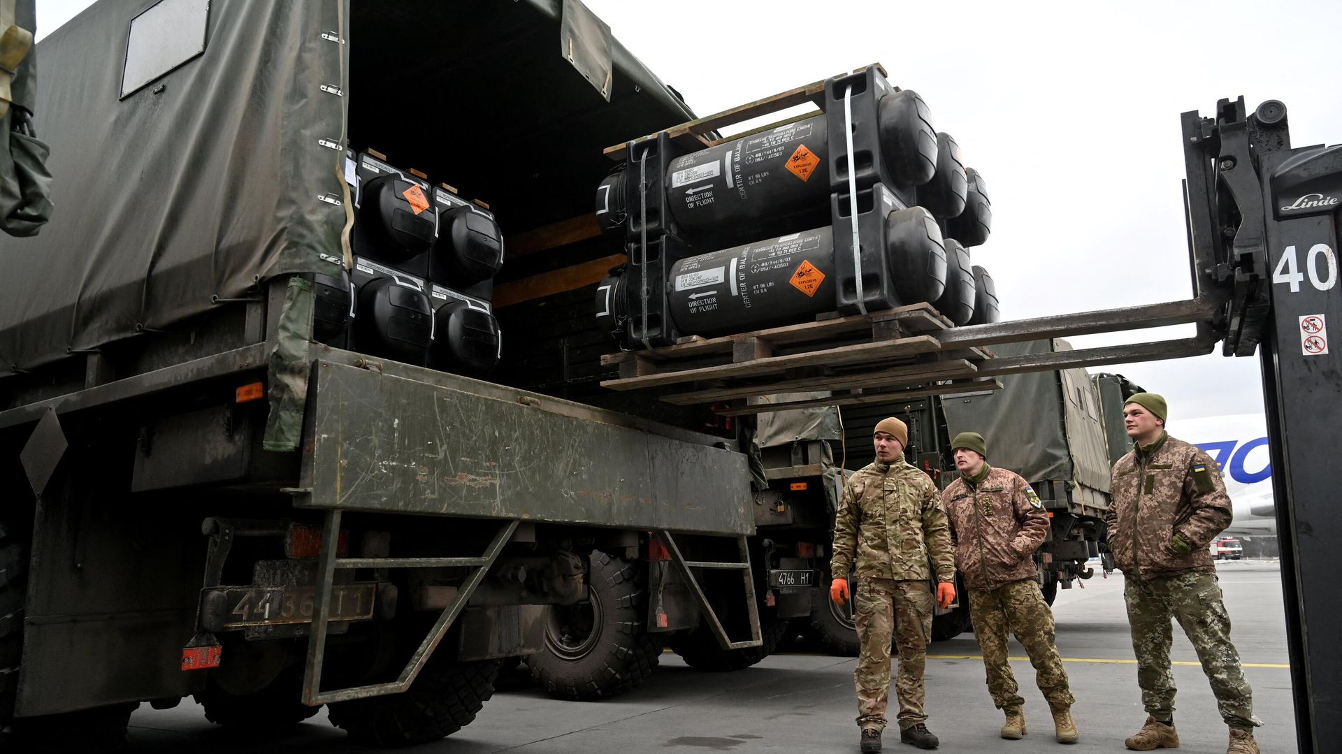 Ukrainian servicemen load a truck with the FGM-148 Javelin, American man-portable anti-tank missile provided by US to Ukraine as part of a military support, upon its delivery at Kiev's airport Borispol on February 11,2022 - Sputnik International, 1920, 02.02.2023