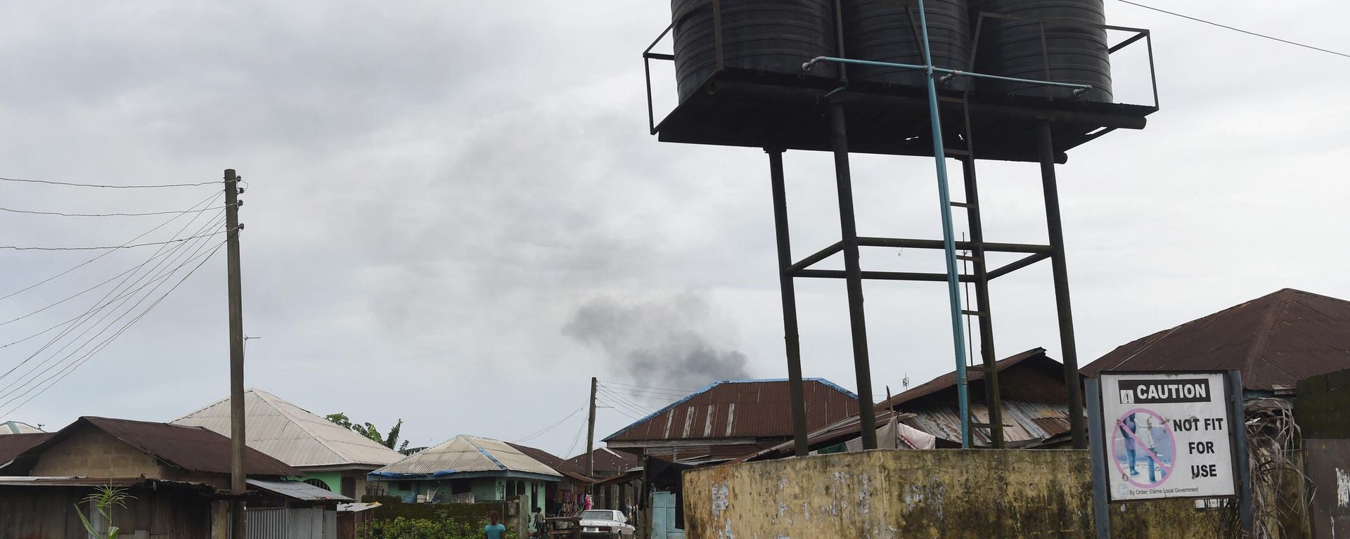 Pupils walk past a contaminated borehole considered unfit for use by the United Nations Environment Programme (UNEP) at Ogale town, Nchia-Eleme in Rivers state, southeast Nigeria, on June 13, 2015. - Sputnik International, 1920, 02.02.2023