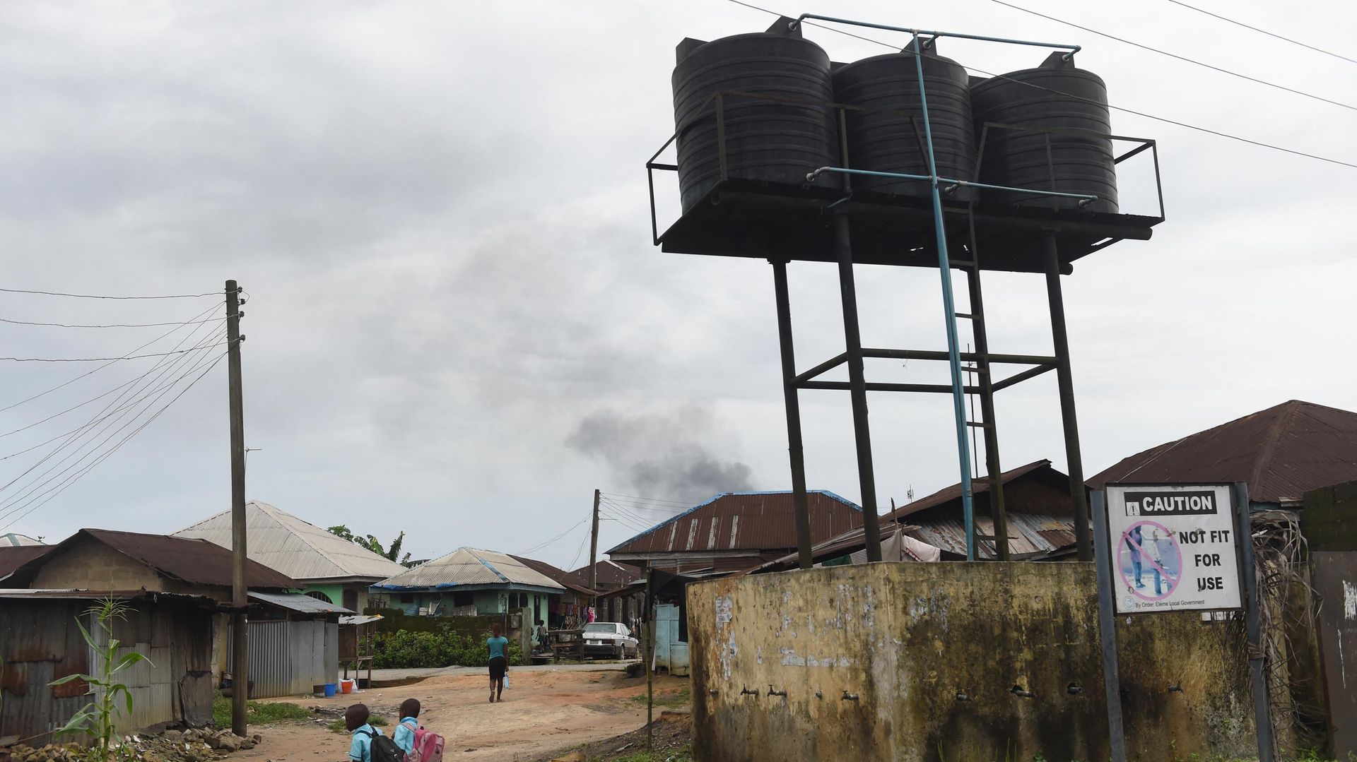 Pupils walk past a contaminated borehole considered unfit for use by the United Nations Environment Programme (UNEP) at Ogale town, Nchia-Eleme in Rivers state, southeast Nigeria, on June 13, 2015. - Sputnik International, 1920, 02.02.2023