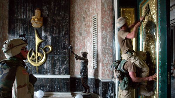 US Army soldiers pry off the presidential seal from the front door of one of Saddam Hussein's palaces in Baghdad, Iraq Tuesday, April 8, 2003.  - Sputnik International