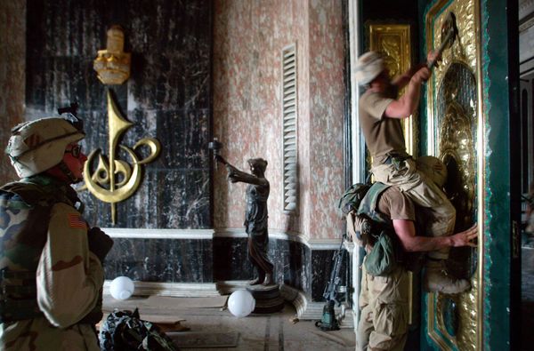 US Army soldiers pry off the presidential seal from the front door of one of Saddam Hussein's palaces in Baghdad, Iraq, Tuesday, April 8, 2003. The palace was the second they had secured in as many days. Both lavish buildings were heavily damaged by previous US Air Force bombing. (AP Photo/John Moore) - Sputnik International