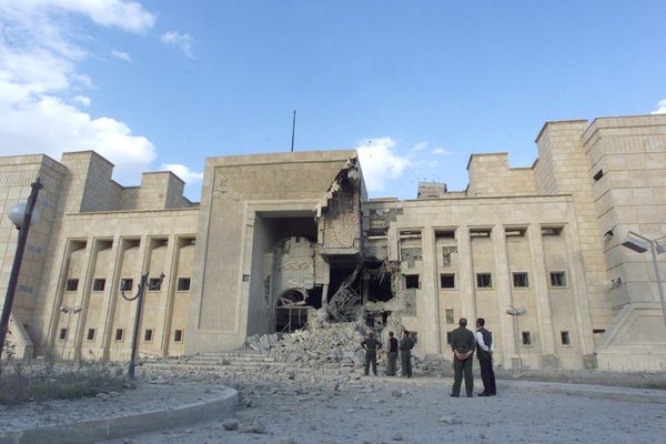 Iraq's ruling Baath party officials look at the Tikrit museum on March 22, 2003, that was hit the night before by a US missile. Four Iraqis were killed in the US-led strikes on Iraqi President Saddam Hussein's ancestral hometown. - Sputnik International
