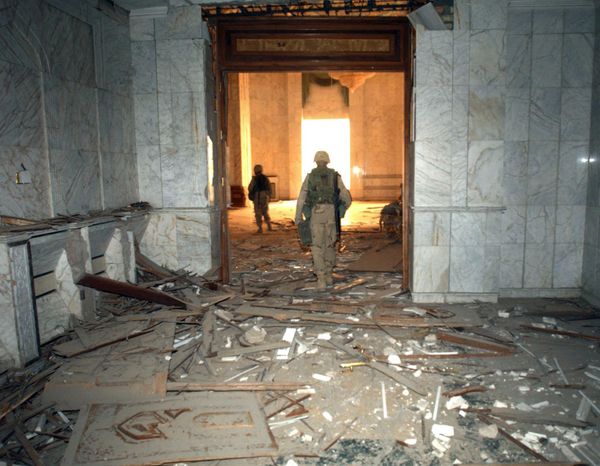 US Army soldiers from the 1st Brigade Combat Team of the 3rd Infantry Division check the captured presidential palace near Baghdad's international airport, southwest of the capital, April 7, 2003. US forces raided three of Iraqi President Saddam Hussein's palaces in and near the  capital, including his main compound in the center of the city. - Sputnik International