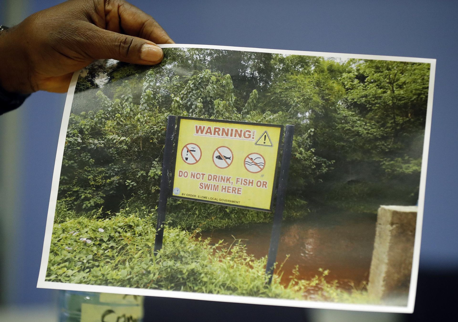 The King of Ogale, King Okpab, shows a picture taken near the Ogale area in Nigeria as he speaks during an interview with The Associated Press in London, Monday, Nov. 21, 2016.  - Sputnik International, 1920, 02.02.2023