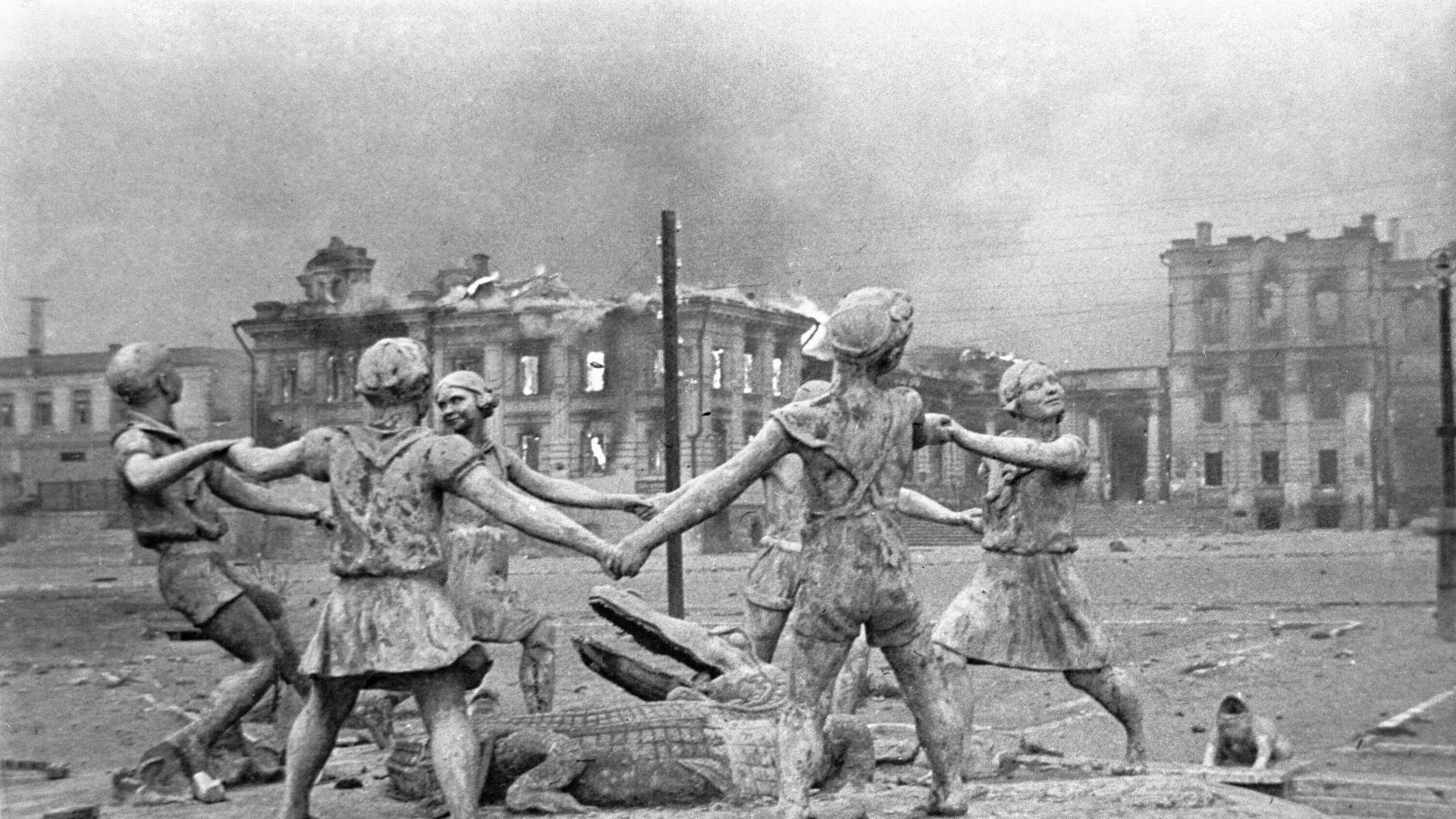 A destroyed monument to playing children in Stalingrad. - Sputnik International, 1920, 06.05.2024