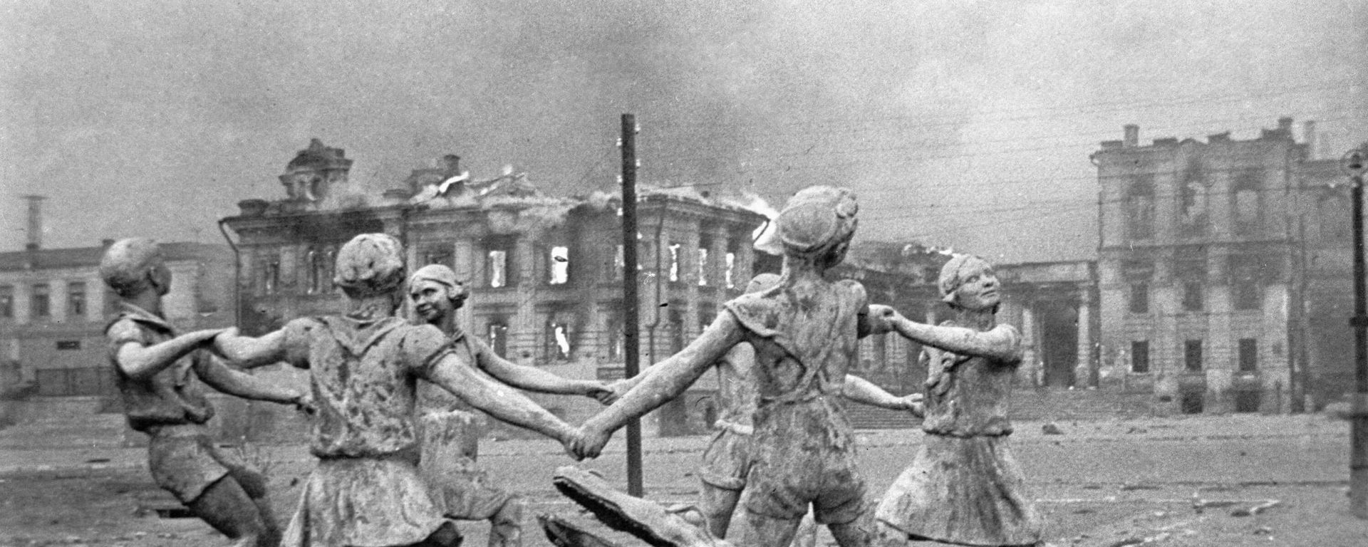 A destroyed monument to playing children in Stalingrad. A destroyed monument to playing children in Stalingrad. - Sputnik International, 1920, 06.05.2024