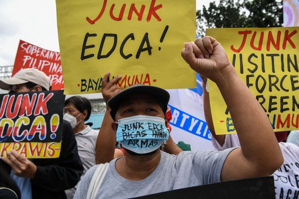 Demonstrators protest against the Enhanced Defense Cooperation Agreement between the US and the Philippines, calling it "junk". (Photo by Ted ALJIBE / AFP) - Sputnik International