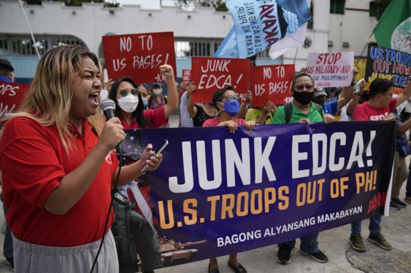 Demonstrators shout slogans against the US military presence in the region. (AP Photo/Aaron Favila) - Sputnik International