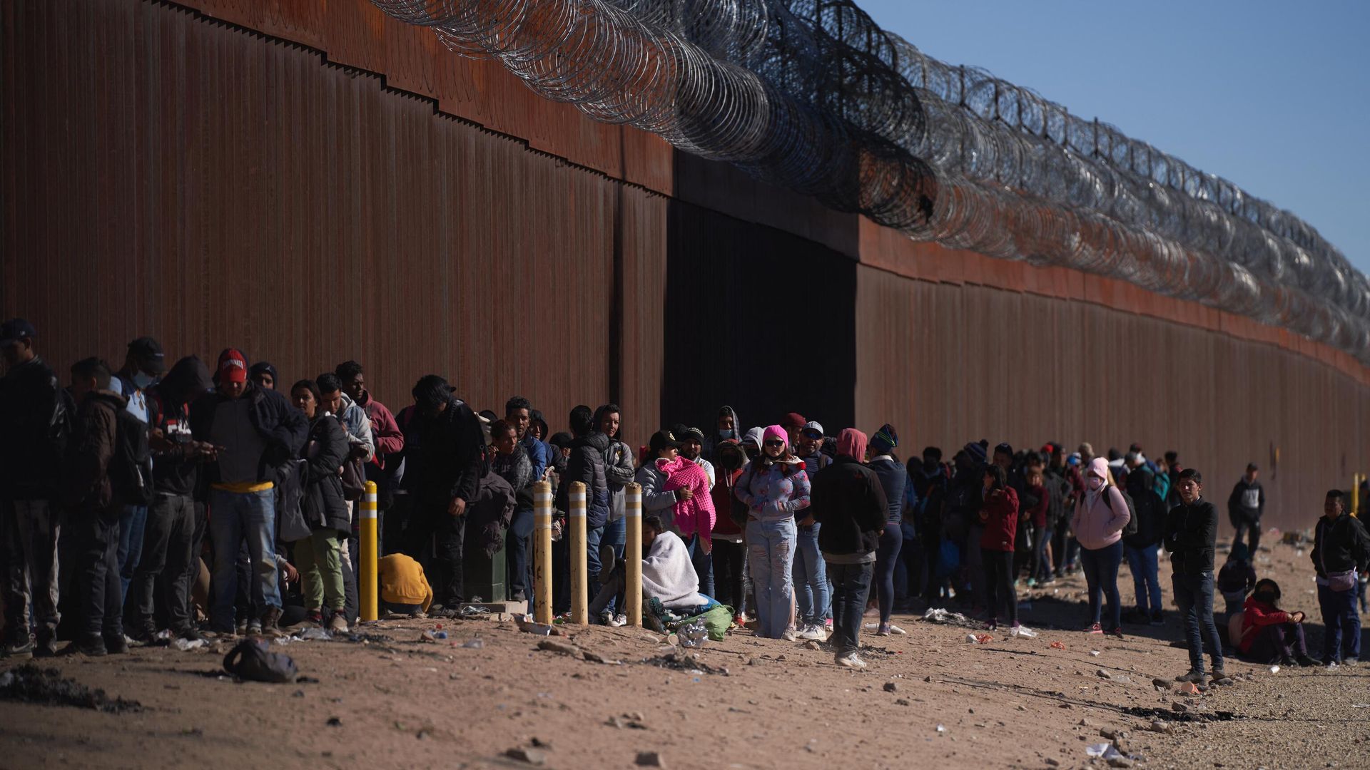 Hundreds of migrants line up to be processed by US Border Patrol under the Stanton Street Bridge after illegally entering the US, in El Paso, Texas, on December 22, 2022 - Sputnik International, 1920, 06.02.2023