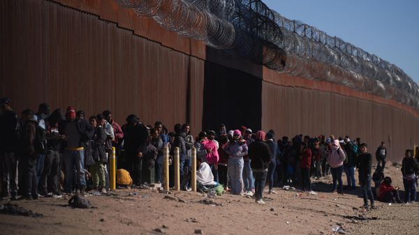 Hundreds of migrants line up to be processed by US Border Patrol under the Stanton Street Bridge after illegally entering the US, in El Paso, Texas, on December 22, 2022 - Sputnik International