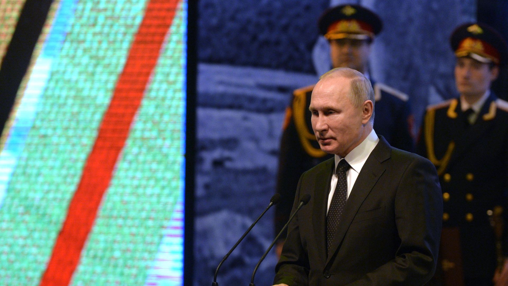 Vladimir Putin at a concert to mark the 75th anniversary of victory int he Battle of Stalingrad. - Sputnik International, 1920, 17.02.2023