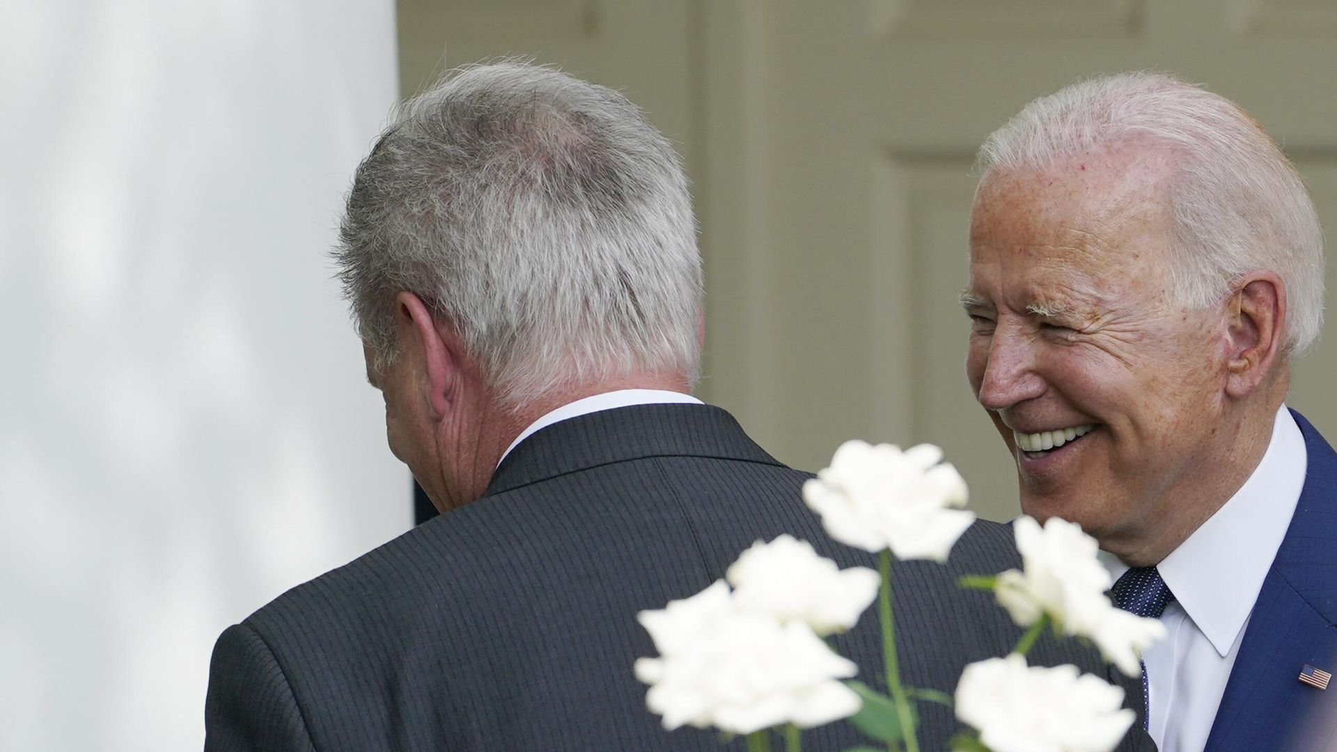President Joe Biden, right, talks with House Minority Leader Kevin McCarthy of Calif., left, after an event in the Rose Garden of the White House in Washington - Sputnik International, 1920, 02.02.2023
