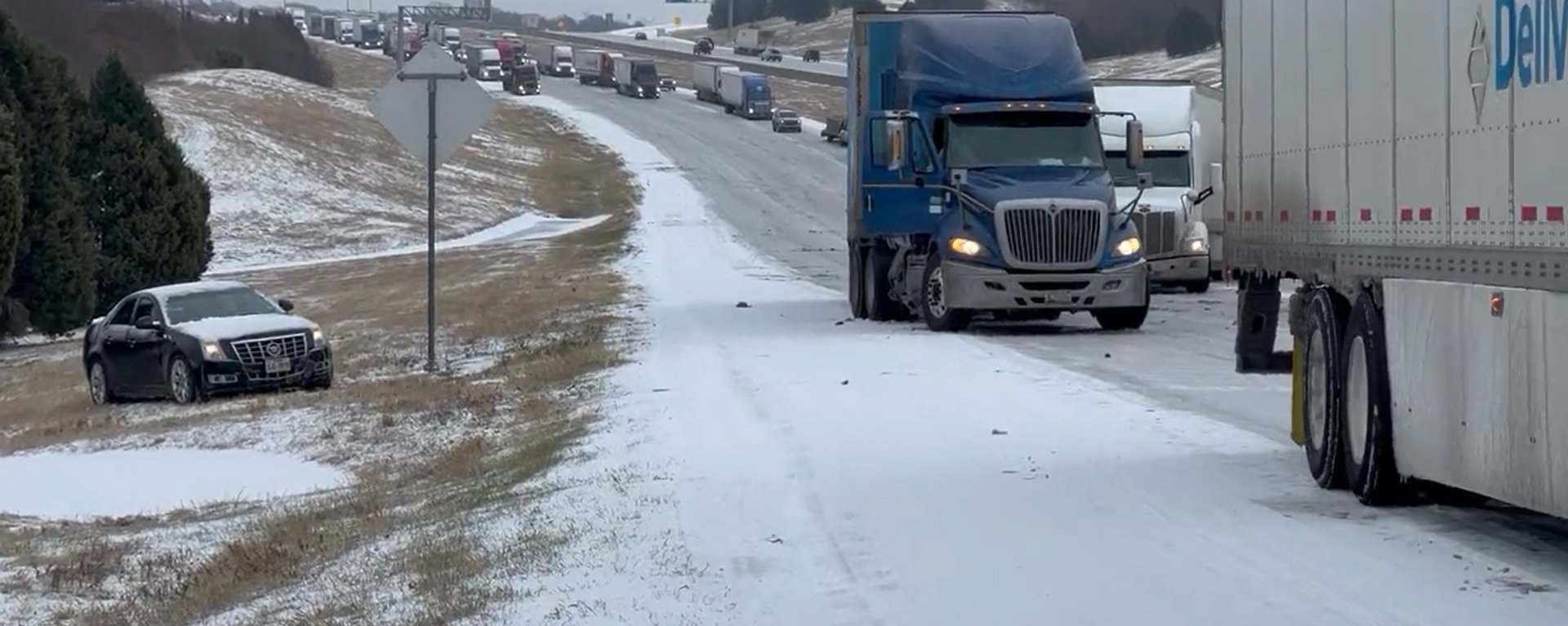 Trucks stopped on ice in Texas - Sputnik International, 1920, 02.02.2023