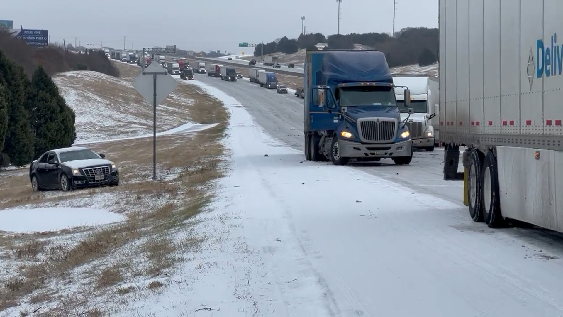 Trucks stopped on ice in Texas - Sputnik International, 1920, 02.02.2023