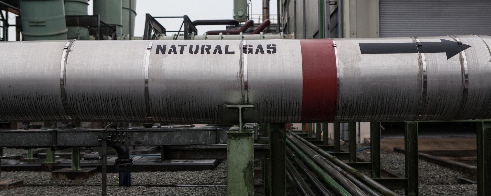 A picture taken on September 29, 2015 shows a gas pipeline at the Afam VI power plant in Port Harcourt on September 29, 2015. Afam VI power plant is owned by the Shell Petroleum Development Company of Nigeria (SPDC) and maintained by Dietsmann company. Nigeria is Africa's largest producer, accounting for roughly two million barrels of crude daily. Shell has blamed repeated oil thefts and sabotage of key pipelines as the major cause of spills and pollution in the oil-producing region. A picture taken on September 29, 2015 shows a gas pipeline at the Afam VI power plant in Port Harcourt on September 29, 2015. Afam VI power plant is owned by the Shell Petroleum Development Company of Nigeria (SPDC) and maintained by Dietsmann company. Nigeria is Africa's largest producer, accounting for roughly two million barrels of crude daily. Shell has blamed repeated oil thefts and sabotage of key pipelines as the major cause of spills and pollution in the oil-producing region. - Sputnik International, 1920, 03.02.2023