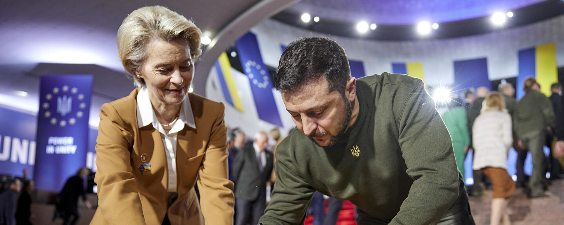 Ukrainian President Volodymyr Zelenskyy, right, and European Commission President Ursula von der Leyen write their wishes on a Ukrainian flag during the EU-Ukraine summit in Kyiv Ukrainian President Volodymyr Zelenskyy, right, and European Commission President Ursula von der Leyen write their wishes on a Ukrainian flag during the EU-Ukraine summit in Kyiv - Sputnik International, 1920, 29.01.2024