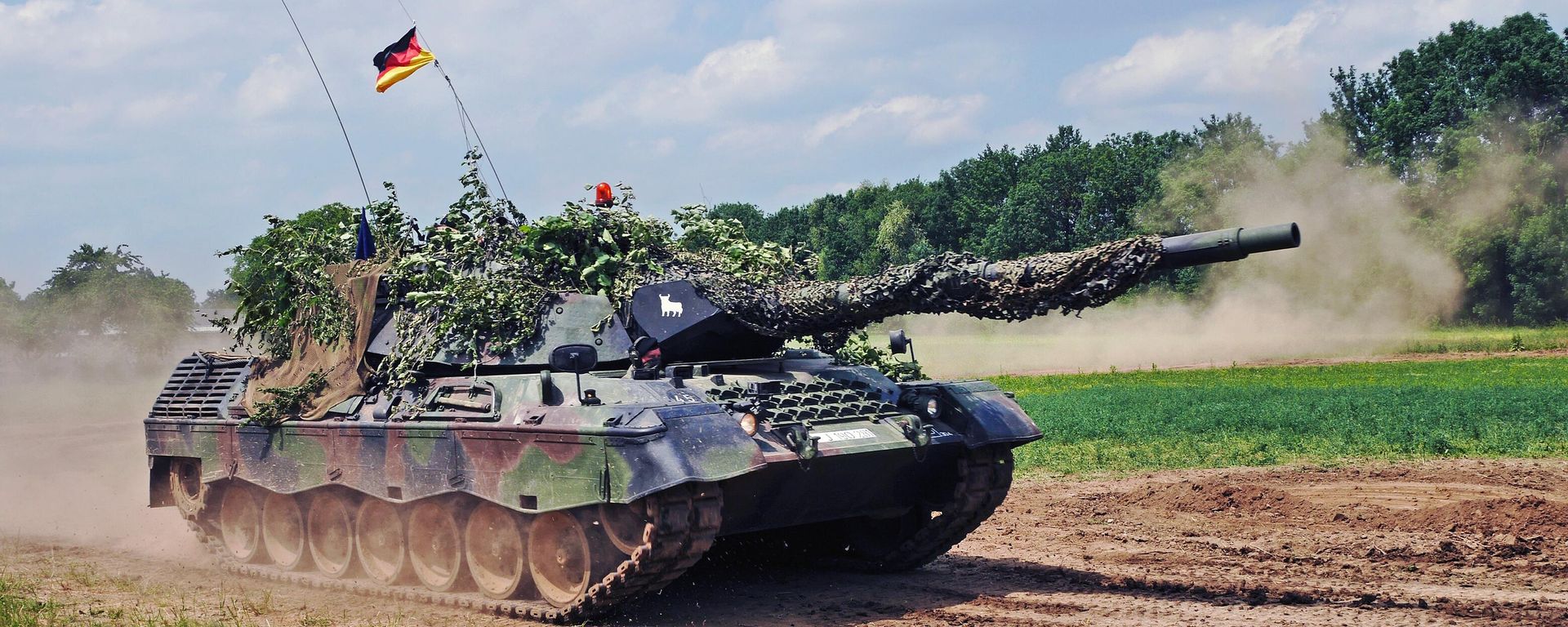 A German Leopard 1A5 tank drives past at the at the 2015 military day in Uffenheim, Germany - Sputnik International, 1920, 03.02.2023