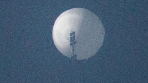A screenshot depicting an unidentified balloon over US skies. - Sputnik International
