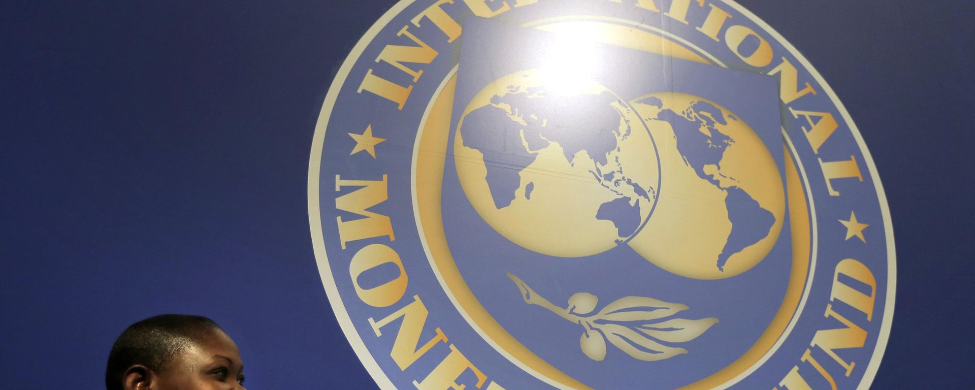 A woman sits in front of an International Monetary Fund logo at the venue of the IMF and World Bank meeting, Wednesday, Oct. 10, 2012. A woman sits in front of an International Monetary Fund logo at the venue of the IMF and World Bank meeting, Wednesday, Oct. 10, 2012. - Sputnik International, 1920, 04.02.2023