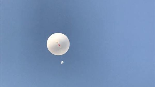 A US weather balloon launched to gather weather data close to the Meyers Fire area in Montana in September 2017 - Sputnik International