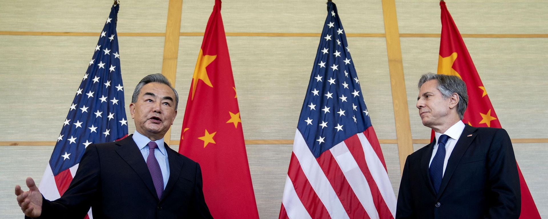 US Secretary of State Antony Blinken (R) and China's Foreign Minister Wang Yi attend a meeting in Nusa Dua on the Indonesian resort island of Bali on July 9, 2022 - Sputnik International, 1920, 03.02.2023