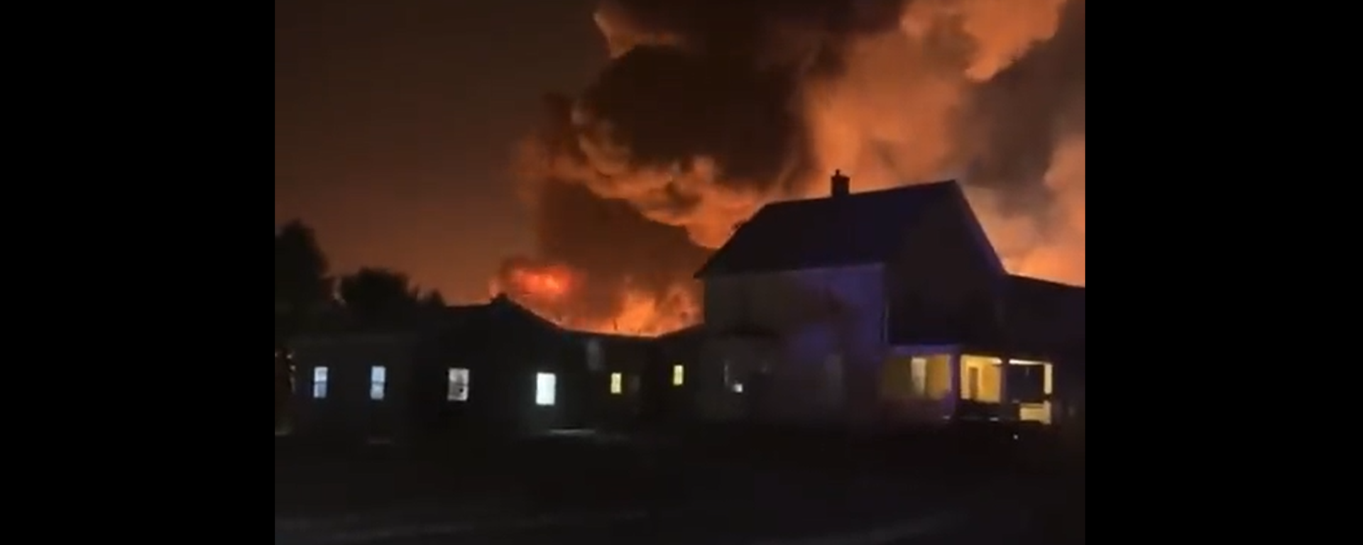 A screenshot of a video showing a plume of smoke after a train derailed in East Palestine, Ohio. A screenshot of a video showing a plume of smoke after a train derailed in East Palestine, Ohio. - Sputnik International, 1920, 04.02.2023