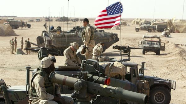 American marines of the USMC (US Marine Corps) put a flag on a antenna of a HMMWI (Hight Mobility Multi Wheeled Vehicles)  in the north of the desert Kuwait near the Iraqi border 15 March 2003. - Sputnik International
